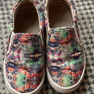 Akid toddler size 9 printed slip on